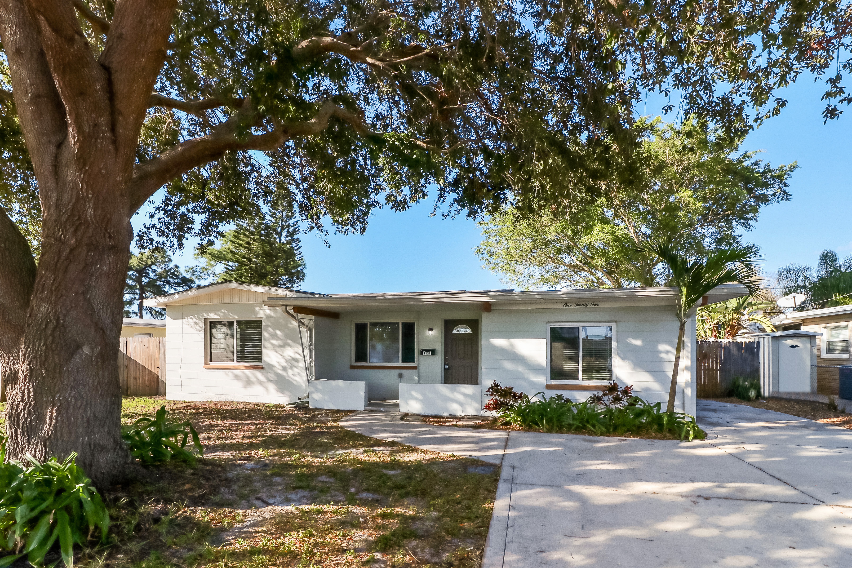 121 Sunlit Cove Dr NE St. Petersburg, FL 33702